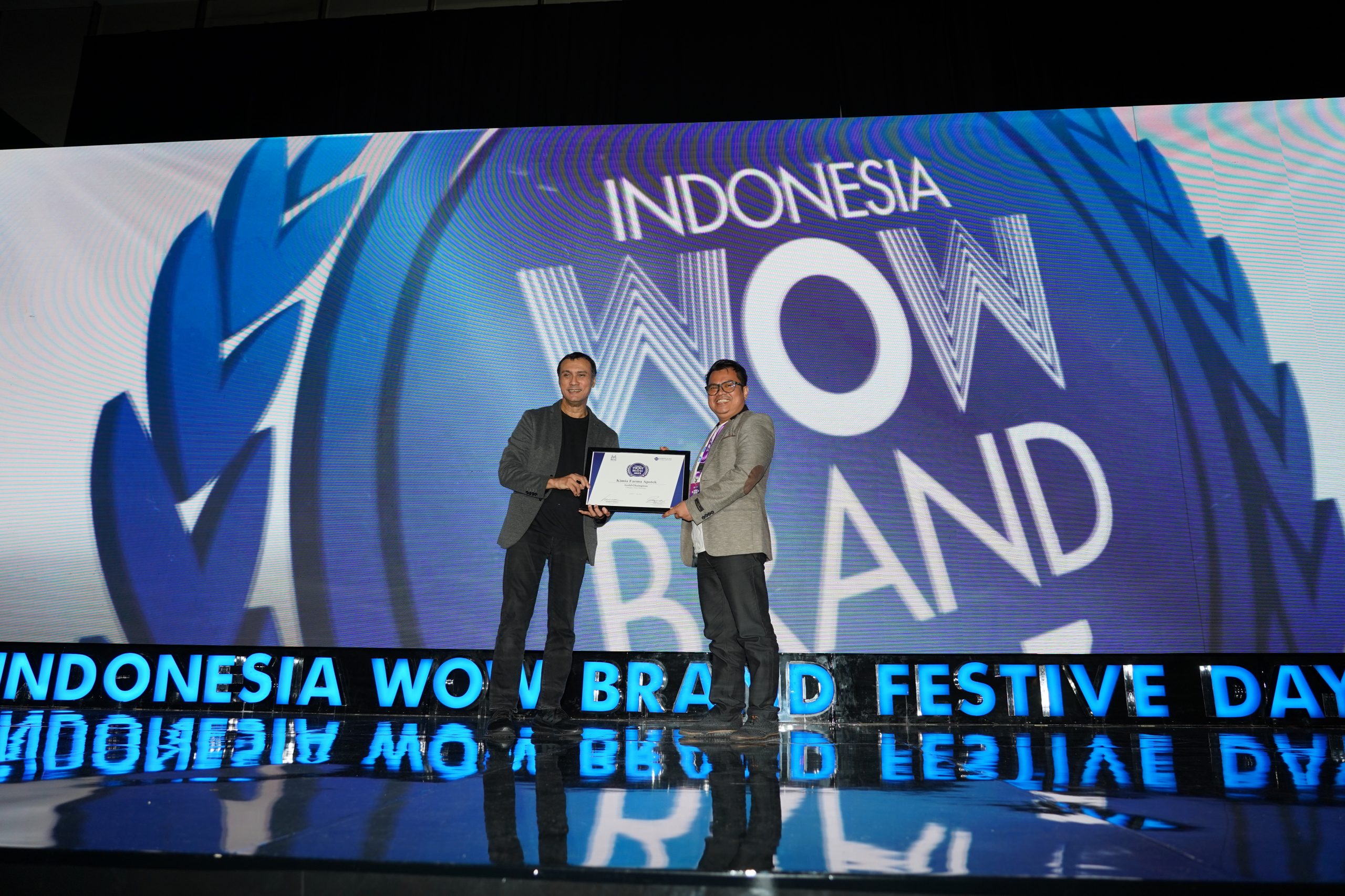 Read more about the article Kimia Farma Kembali Sabet Penghargaan Indonesia WOW Brand